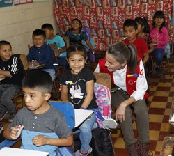 Doña Letizia en una clase junto a los escolares 